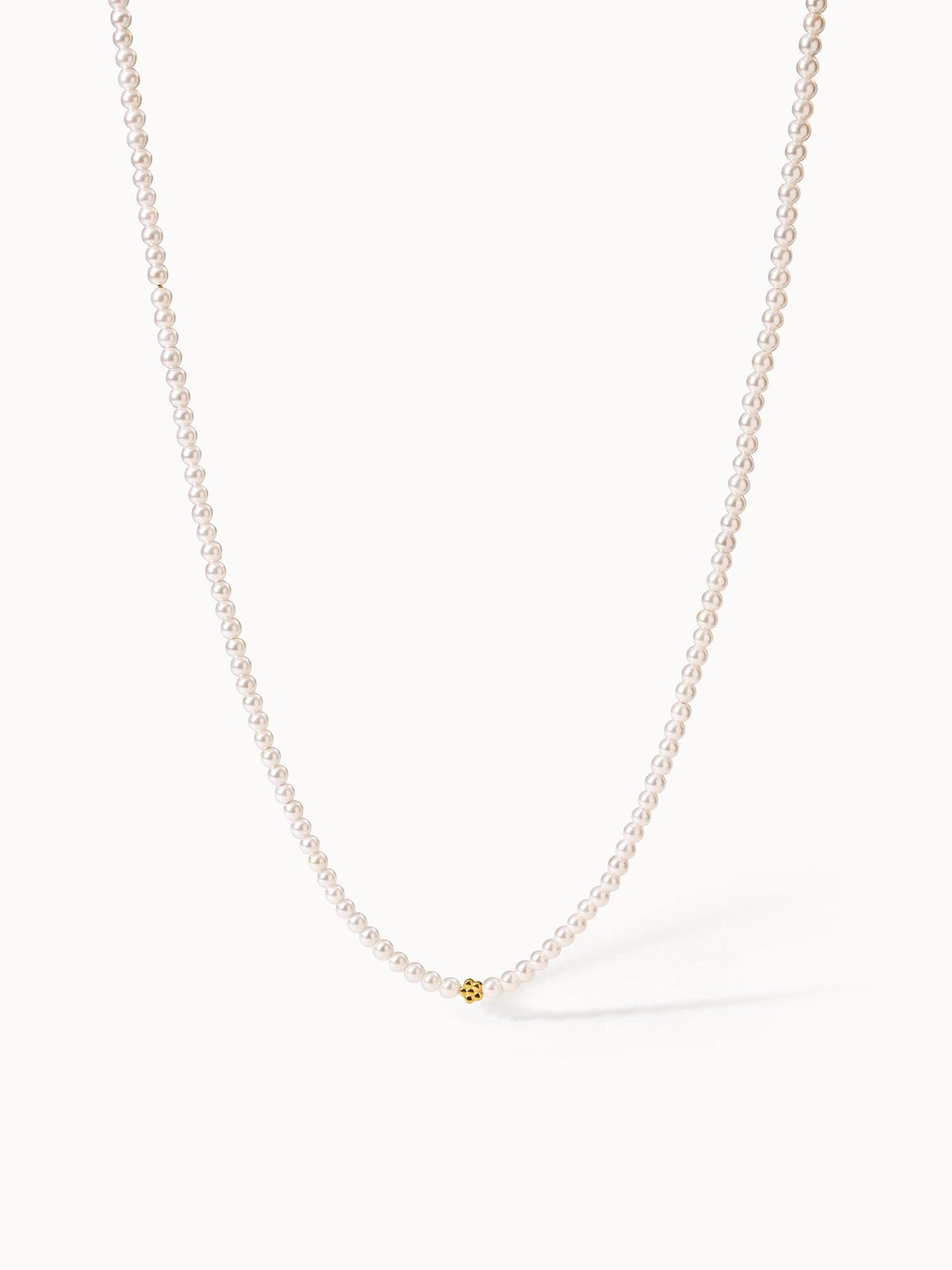 Perlenkette mit goldenem Detail, elegant und feminin, von PURELEI.