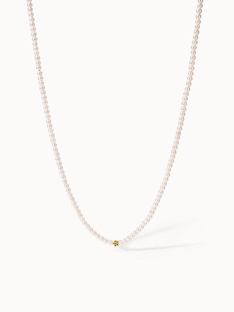 Perlenkette mit goldenem Detail, elegant und feminin, von PURELEI.