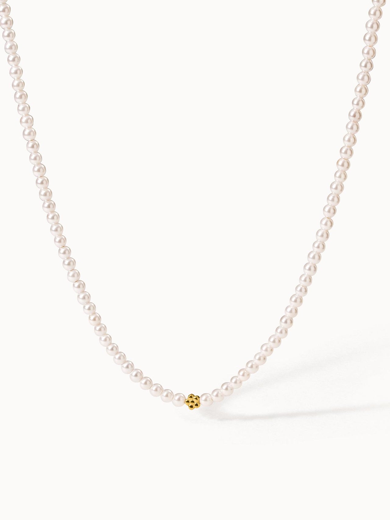 Perlenkette mit goldener Akzentperle, elegant und feminin, von PURELEI.