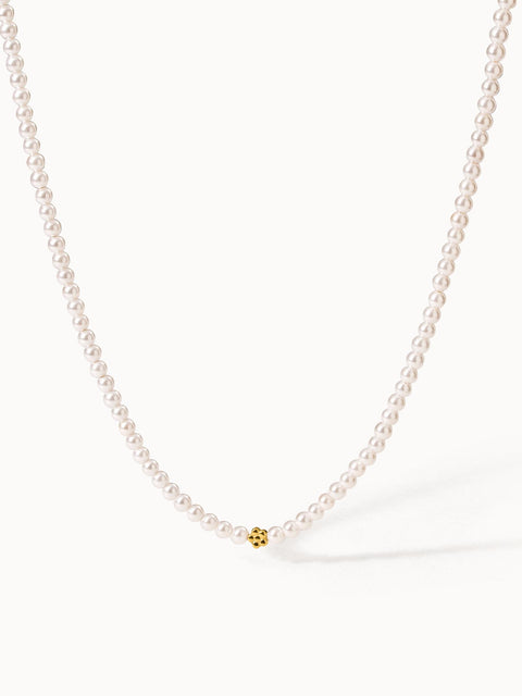 Perlenkette mit goldener Akzentperle, elegant und feminin, von PURELEI.