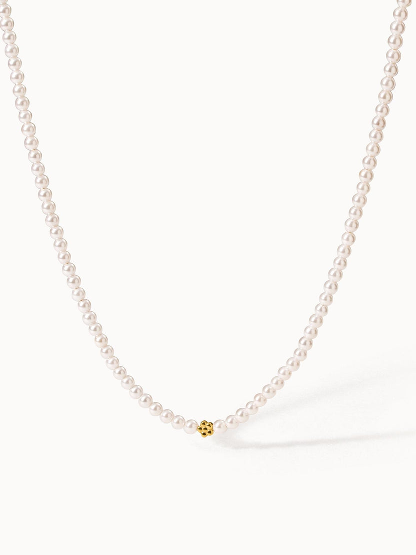 Perlenkette mit goldener Akzentperle, elegant und feminin, von PURELEI.