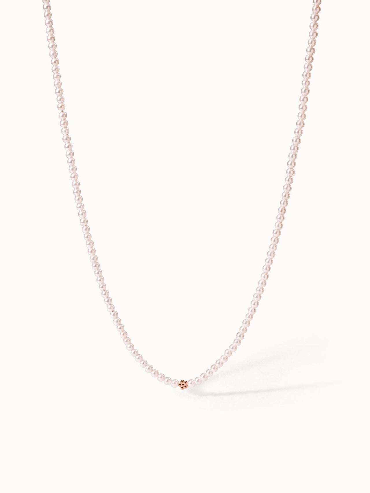 Zarte, roséfarbene Perlenkette mit goldener Akzentperle von PURELEI, elegant und feminin.