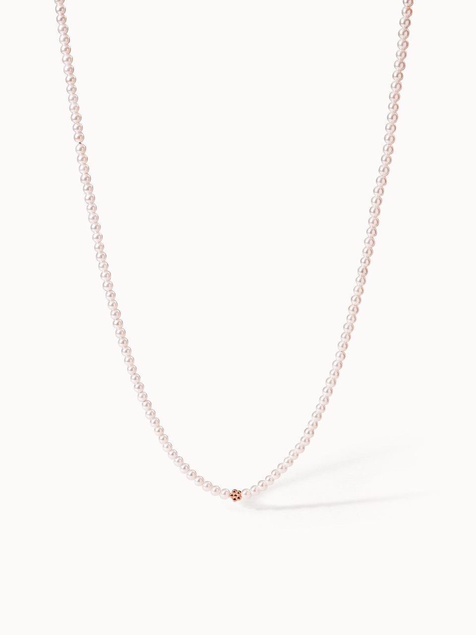 Zarte, roséfarbene Perlenkette mit goldener Akzentperle von PURELEI, elegant und feminin.