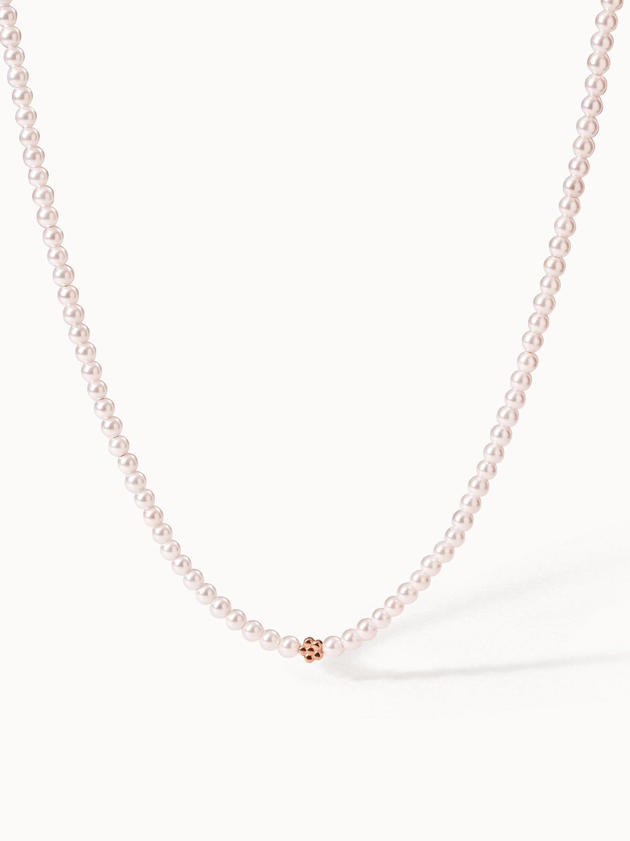 Zarte Perlenkette mit roségoldener Akzentperle von PURELEI, elegant und feminin.