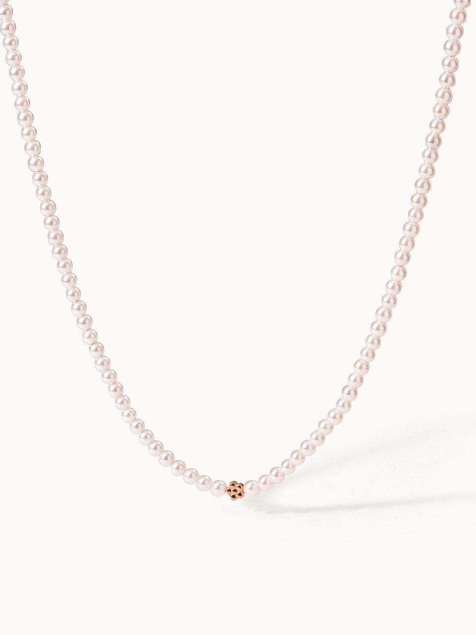 Zarte Perlenkette mit roségoldener Akzentperle von PURELEI, elegant und feminin.