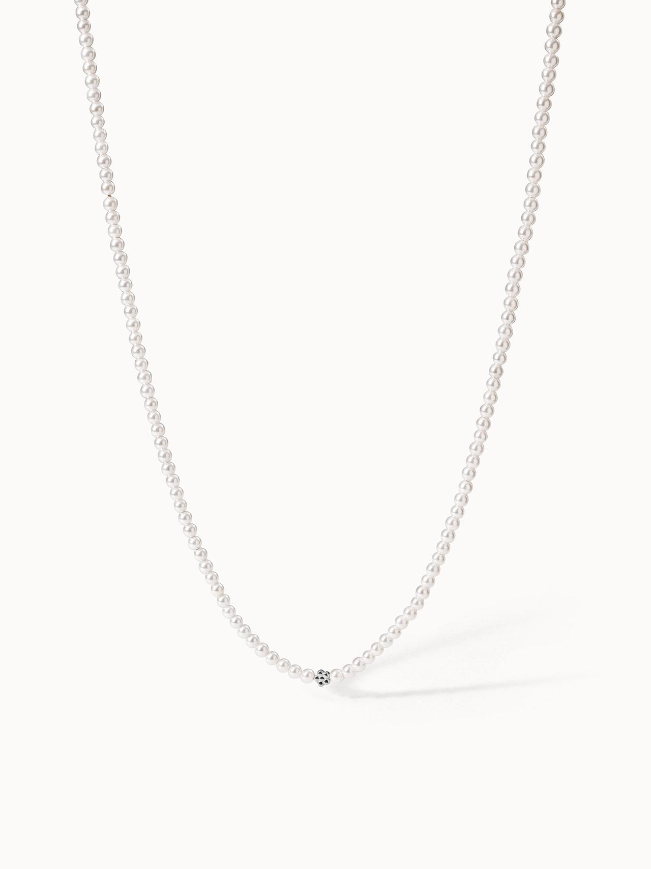 Perlenkette in Weiß mit zartem Design, PURELEI – elegant und zeitlos.