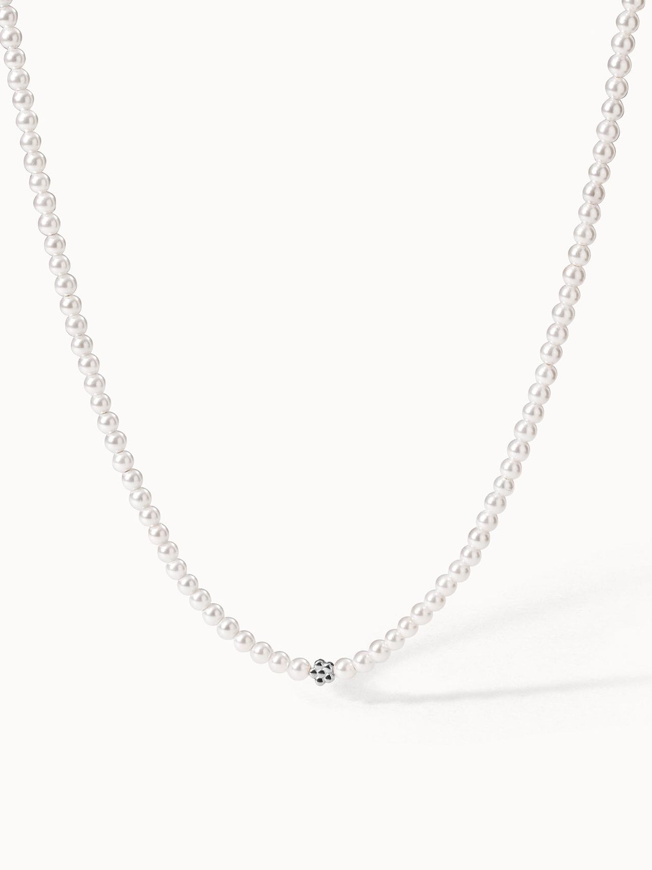 Perlenkette in zartem Weiß mit silbernem Detail, PURELEI, elegant und feminin.