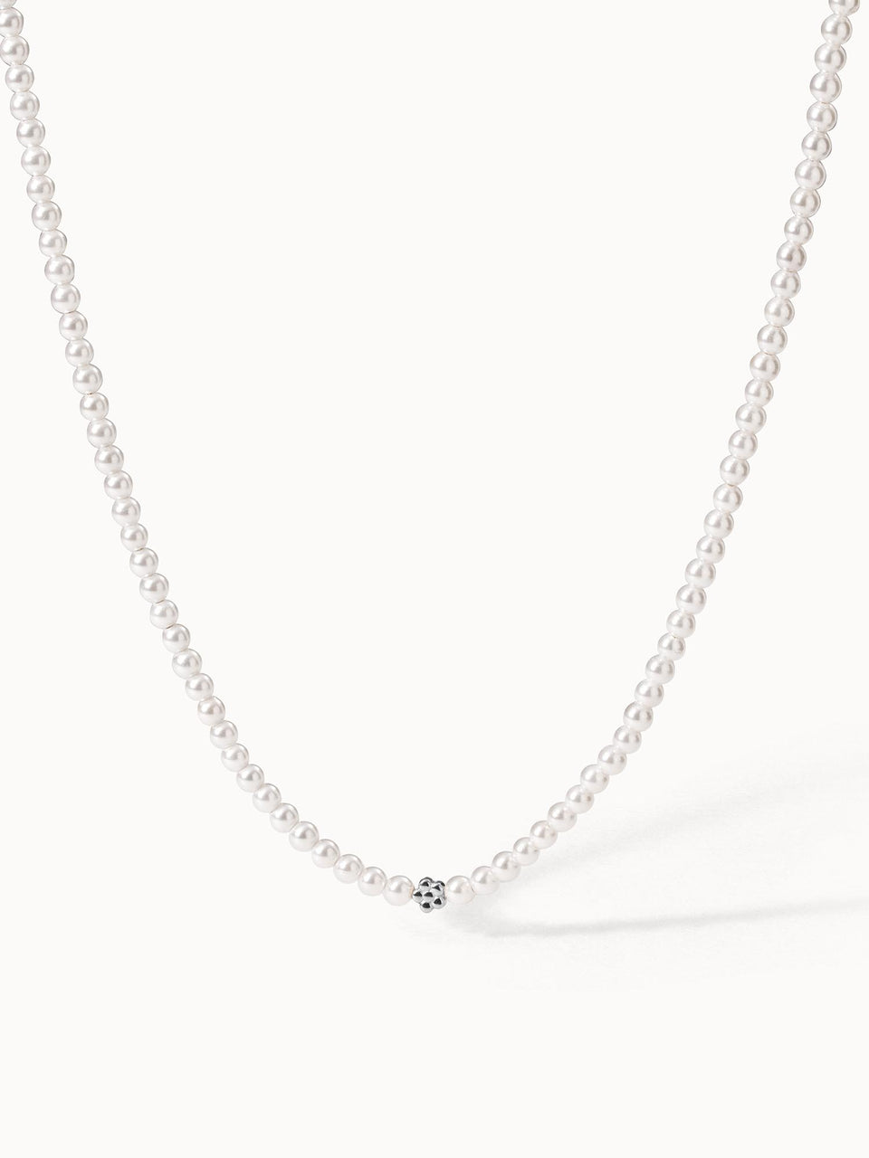 Perlenkette in zartem Weiß mit silbernem Detail, PURELEI, elegant und feminin.