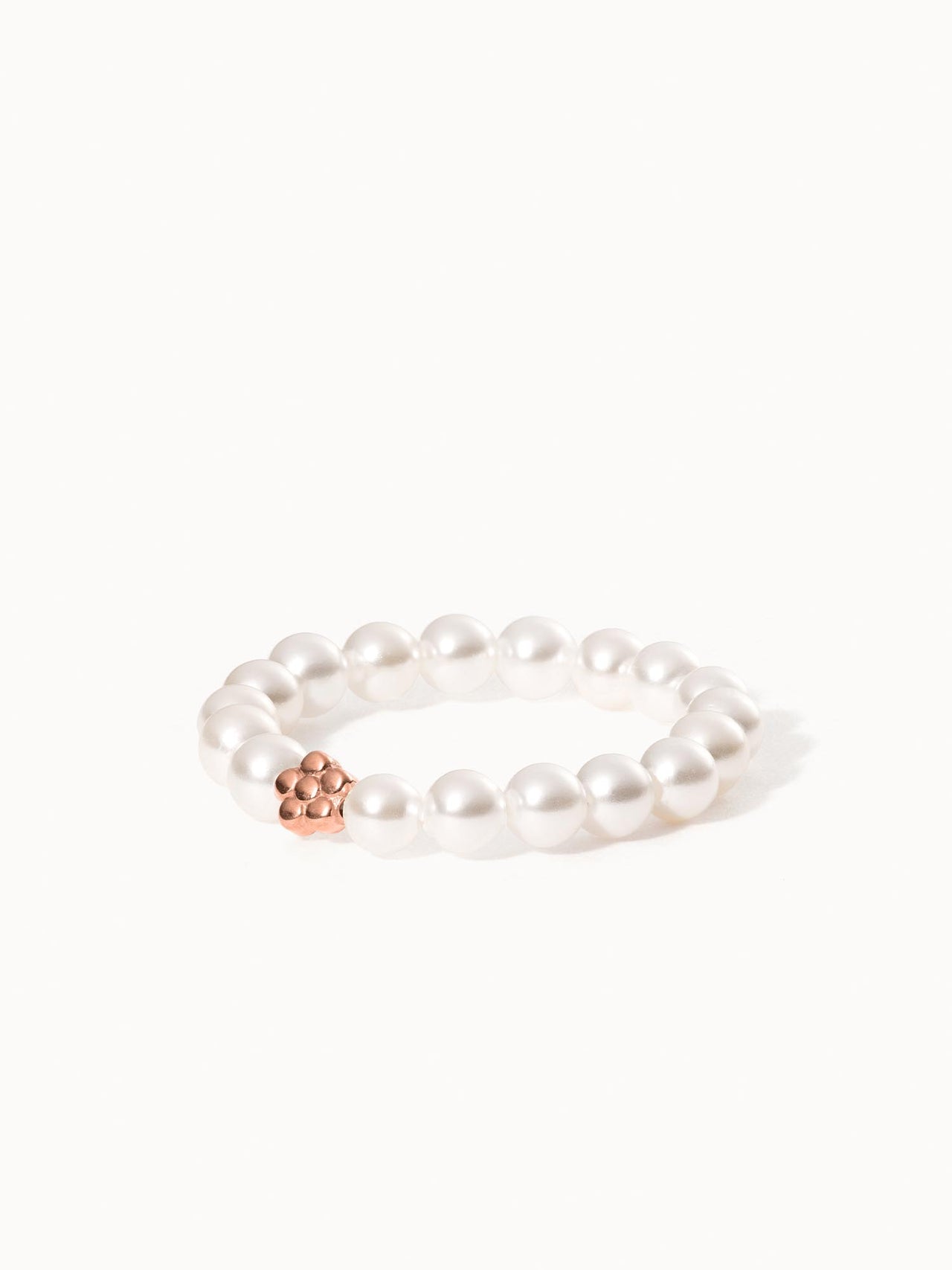 Anxiety Shiny Bloom Ring mit weißen Muschelperlen und roségoldener Blüte, elastisch, PURELEI, elegant und feminin.