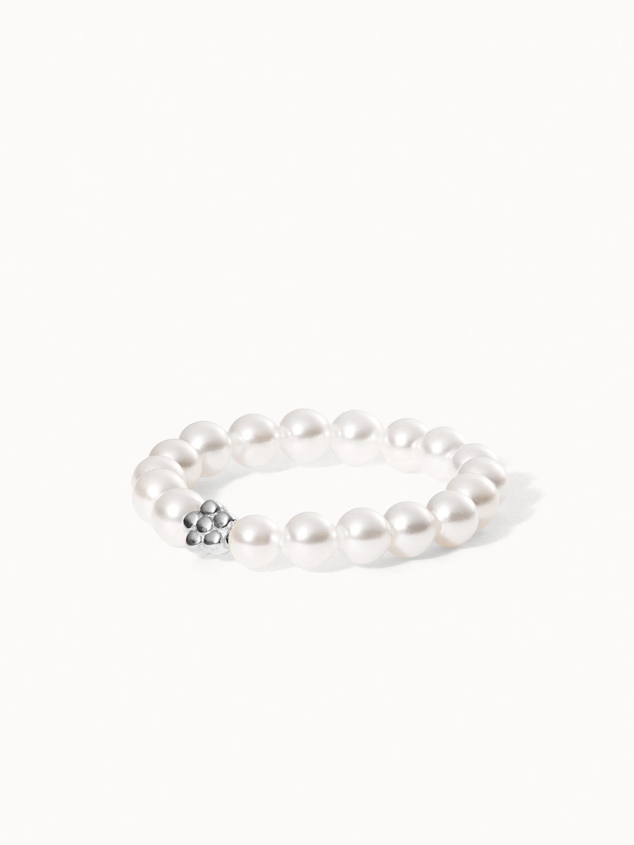 Anxiety Shiny Bloom Ring aus weißen Muschelperlen mit kleiner Blüte, elastisch, elegant – PURELEI Schmuckstück.