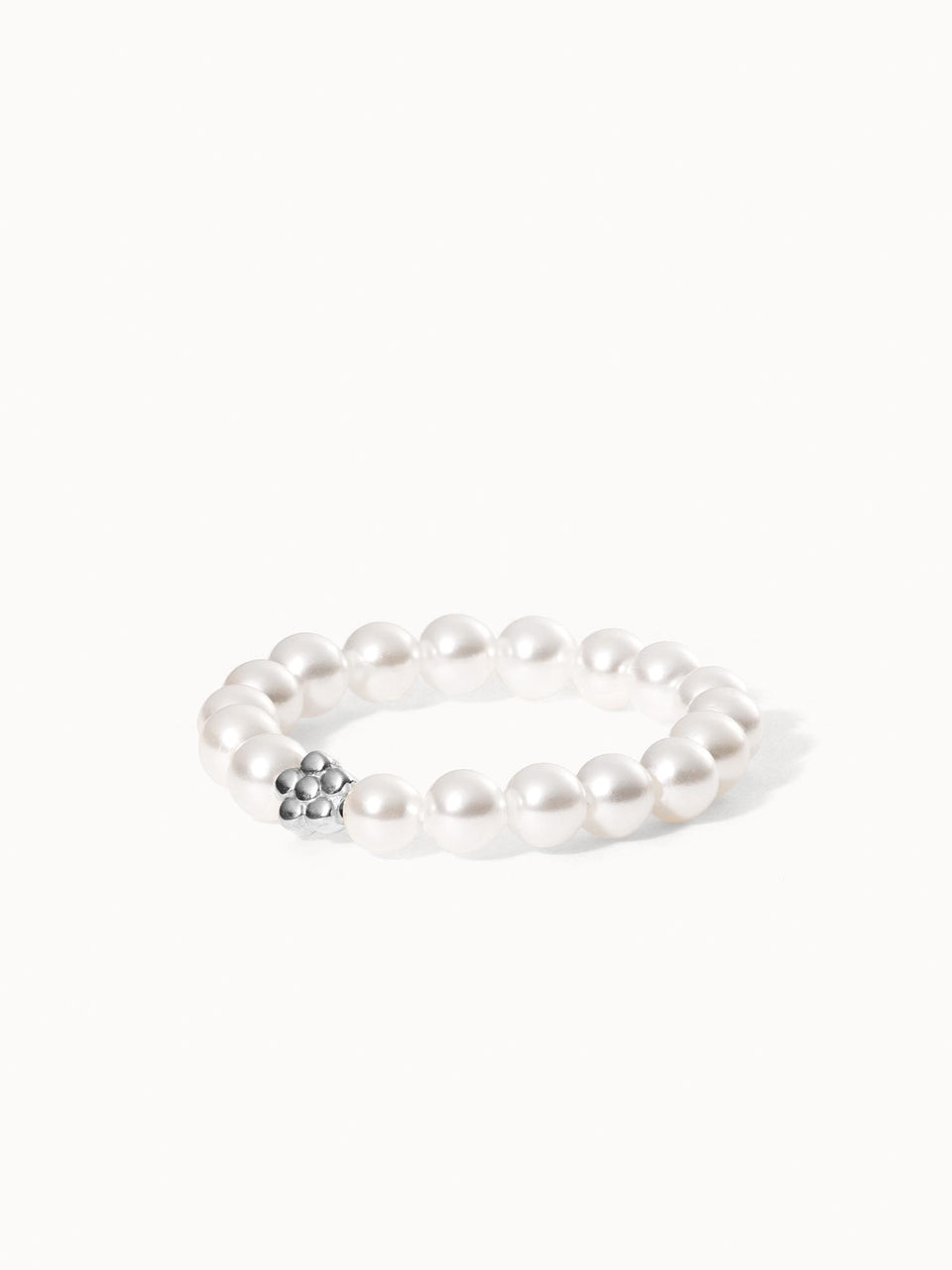 Anxiety Shiny Bloom Ring aus weißen Muschelperlen mit kleiner Blüte, elastisch, elegant – PURELEI Schmuckstück.