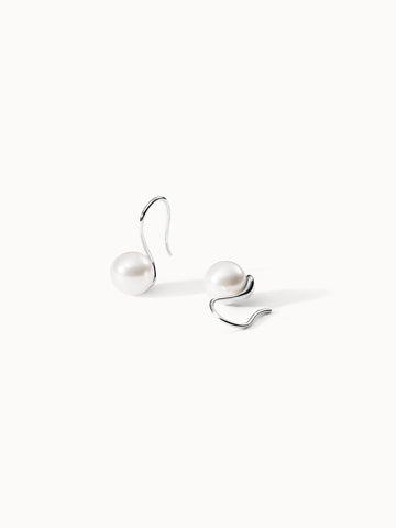 Elegante Ohrringe aus Silber mit weißen Perlen, PURELEI, modern und feminin.
