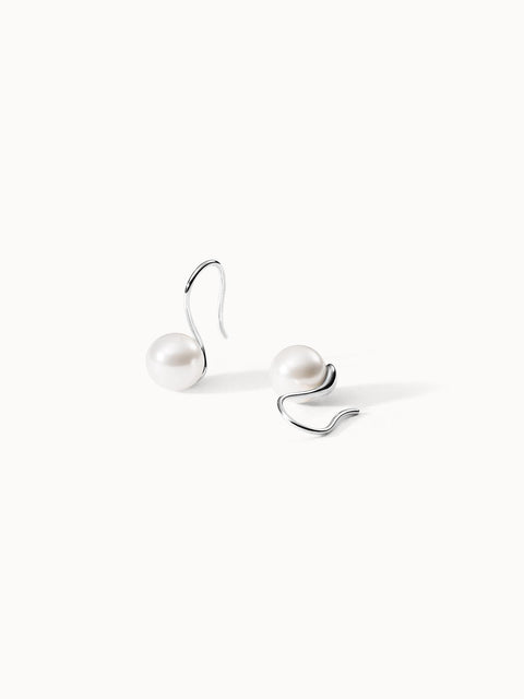 Elegante Ohrringe aus Silber mit weißen Perlen, PURELEI, modern und feminin.