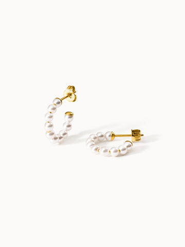 Goldene Creolen mit weißen Perlen von PURELEI, elegant und feminin.