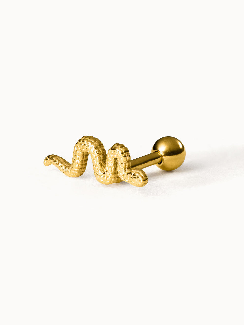 Goldener Snake-Stud von PURELEI mit strukturiertem Design, elegant und verspielt.