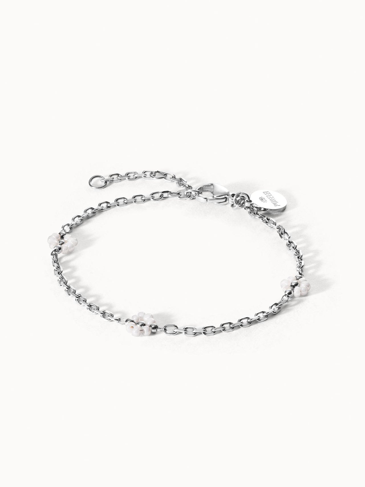 Silbernes Armband mit weißen Perlen, elegant und modern, von PURELEI.