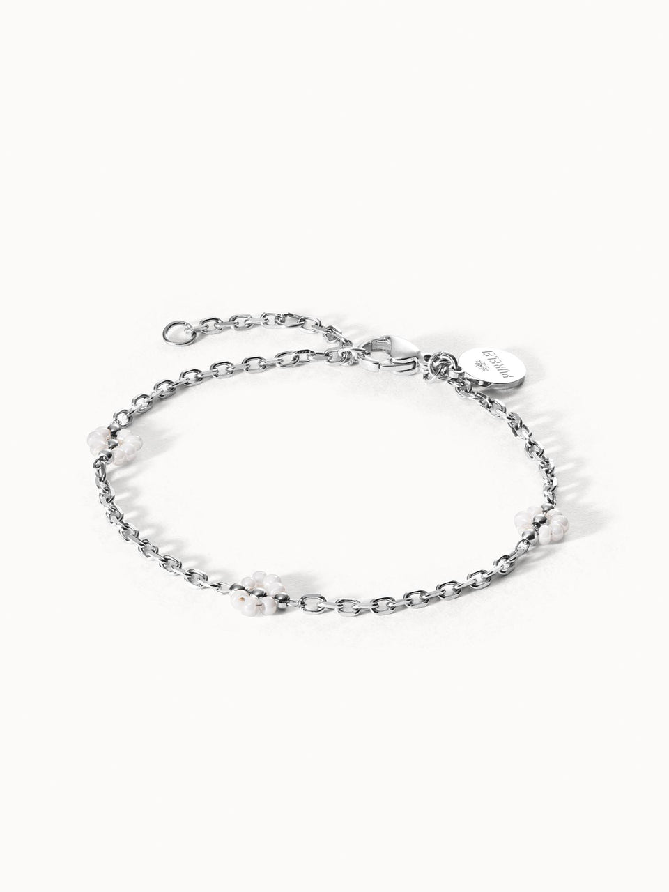 Silbernes Armband mit weißen Perlen, elegant und modern, von PURELEI.
