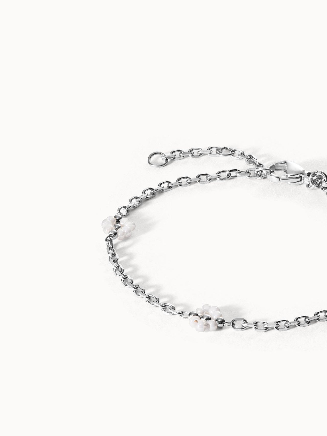 Silbernes Armband mit weißen Perlen, elegant und modern, von PURELEI.