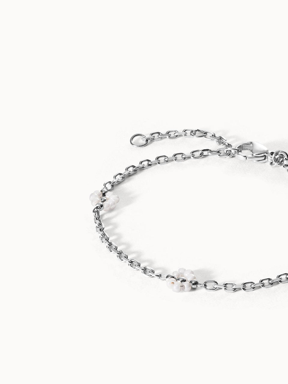 Silbernes Armband mit weißen Perlen, elegant und modern, von PURELEI.