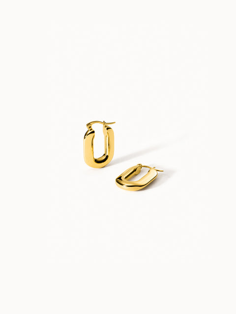 Goldene Creolen von PURELEI mit modernem Design und glänzender Oberfläche.