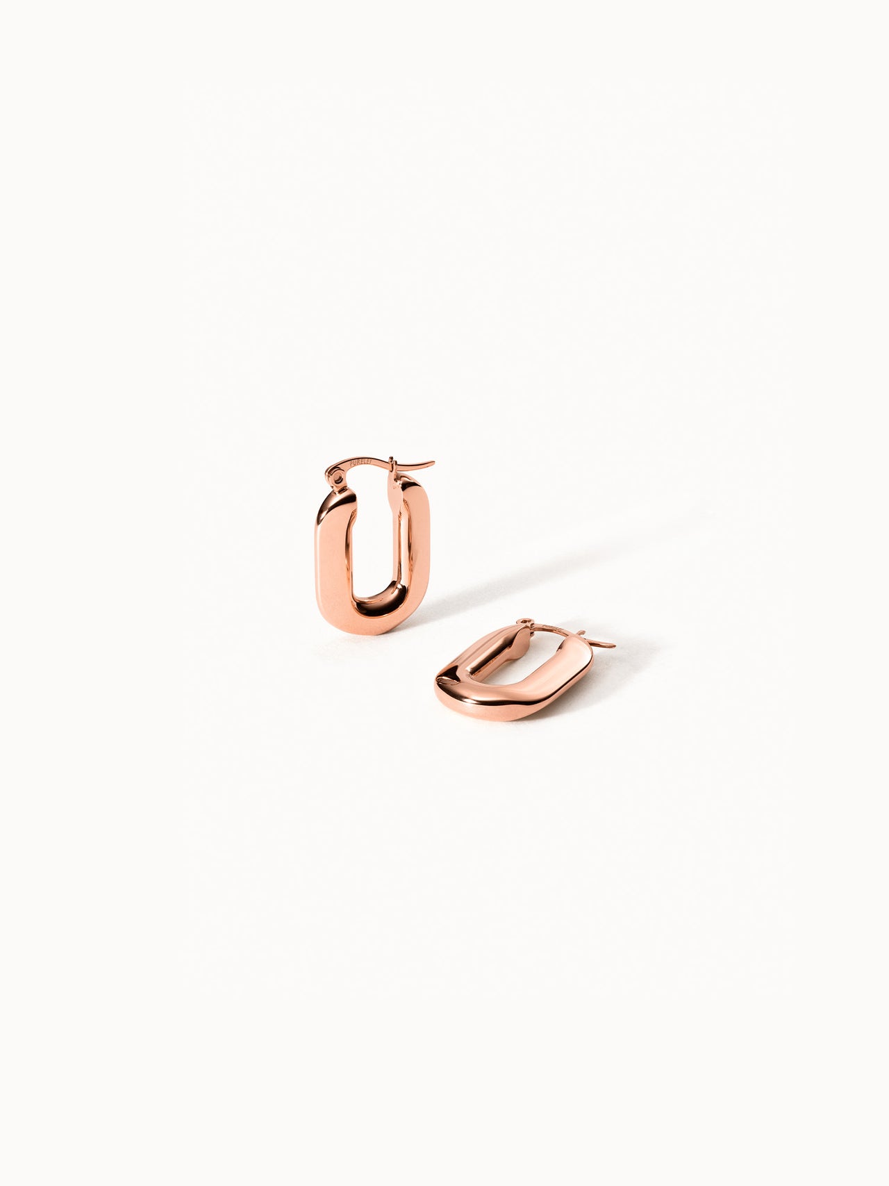 Roségoldene Creolen mit modernem Design von PURELEI, elegant und zeitlos.