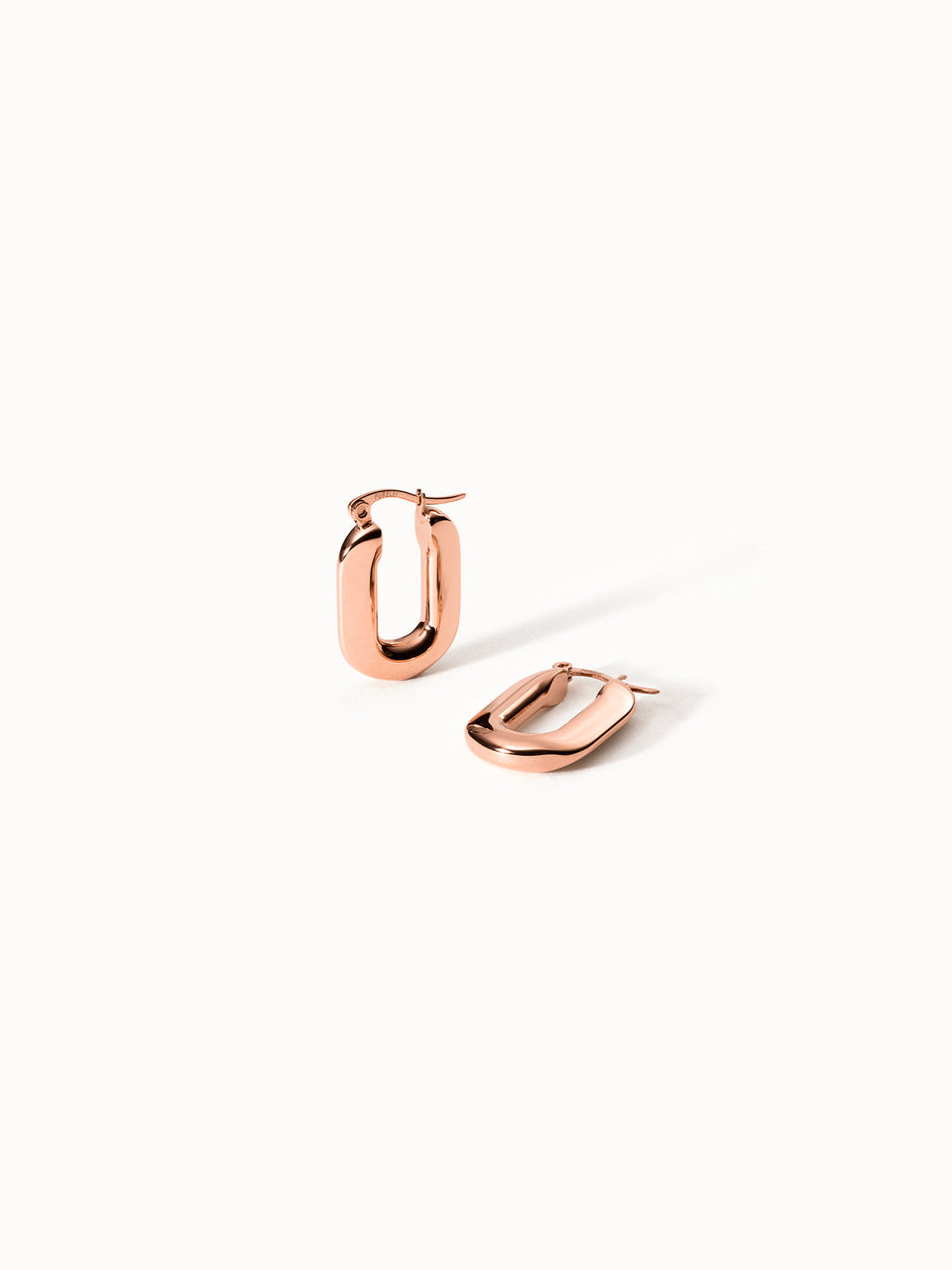 Roségoldene Creolen mit modernem Design von PURELEI, elegant und zeitlos.