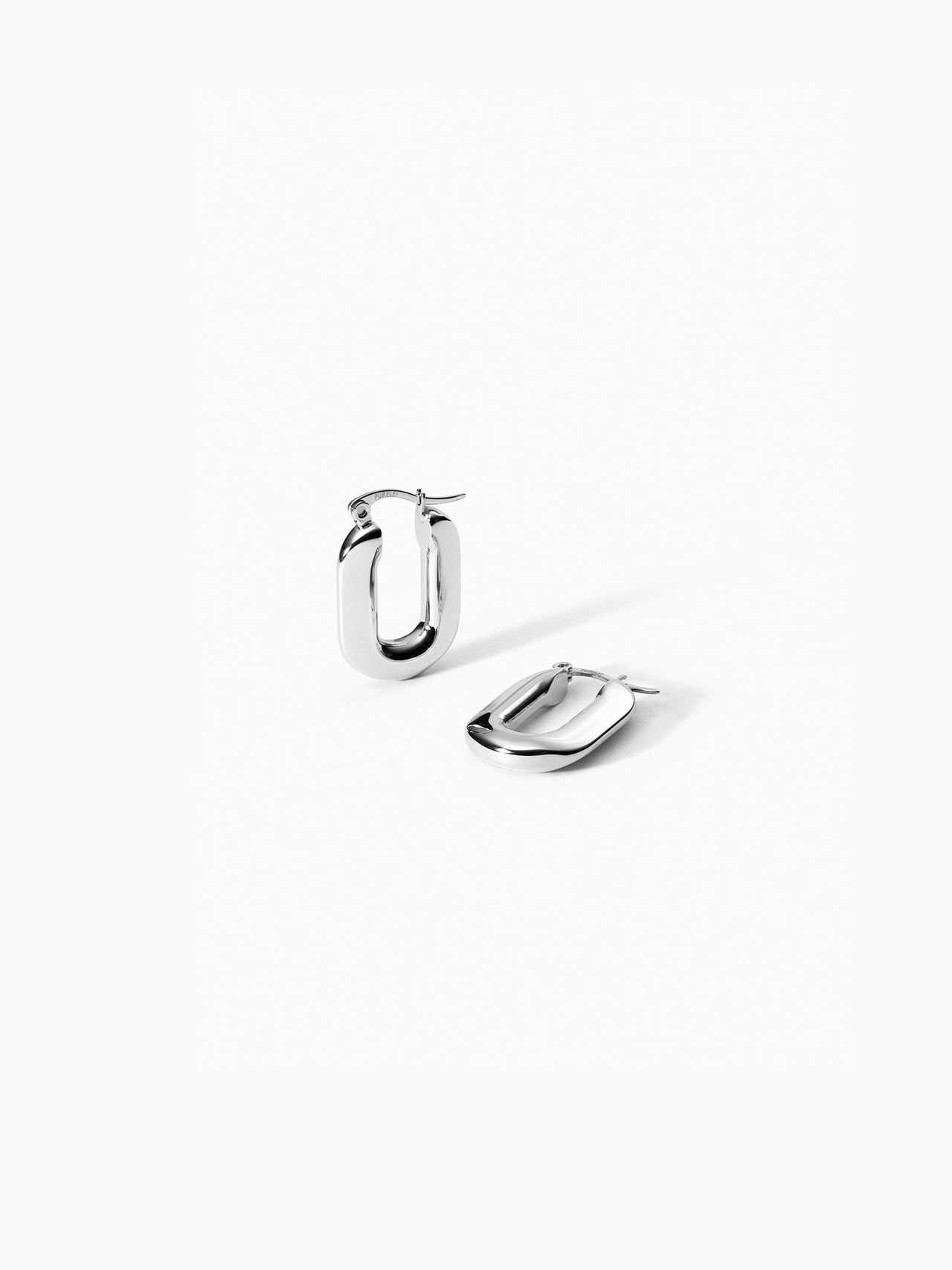 Silberne Creolen mit modernem Design von PURELEI, elegant und zeitlos.