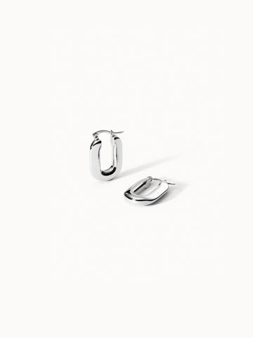 Silberne Creolen mit modernem Design von PURELEI, elegant und zeitlos.