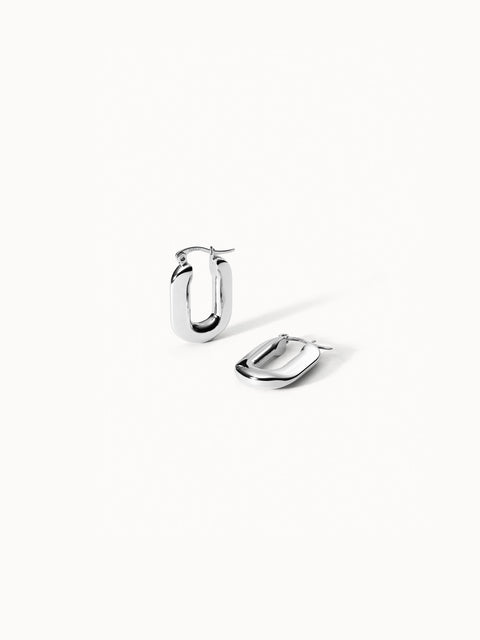 Silberne Creolen mit modernem Design von PURELEI, elegant und zeitlos.