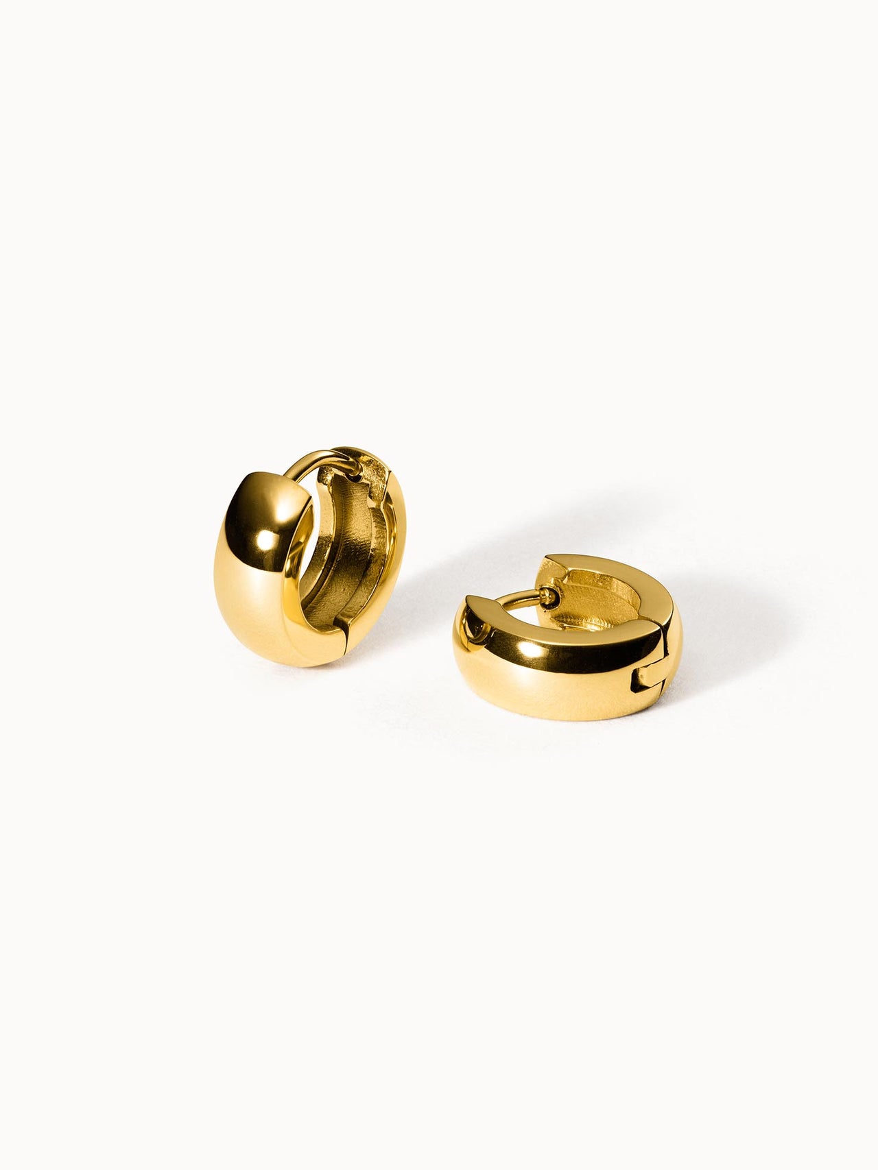 Goldene Creolen von PURELEI mit glänzender Oberfläche, elegant und modern.