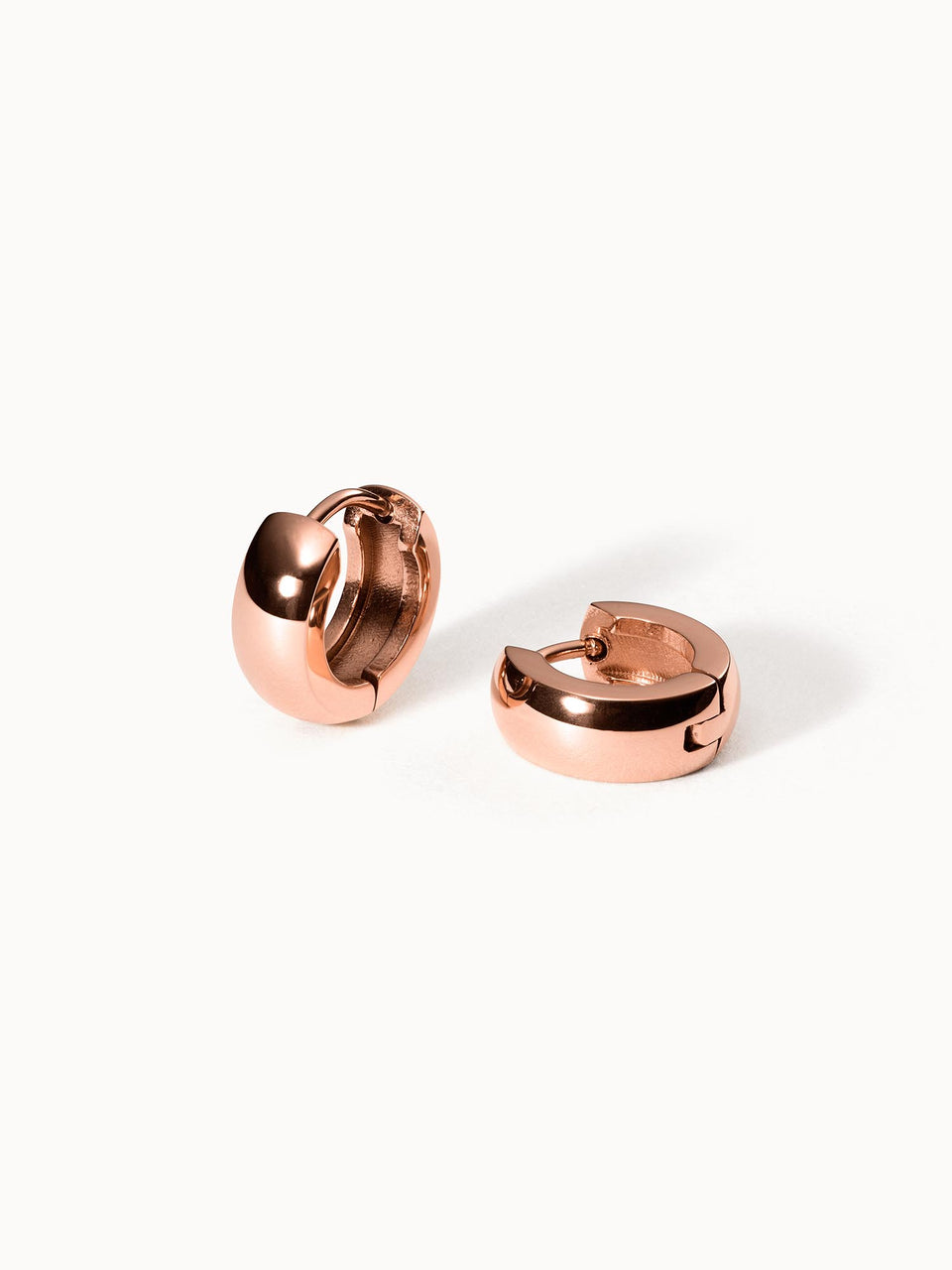 Roségoldene Creolen von PURELEI mit elegantem, geschwungenem Design.
