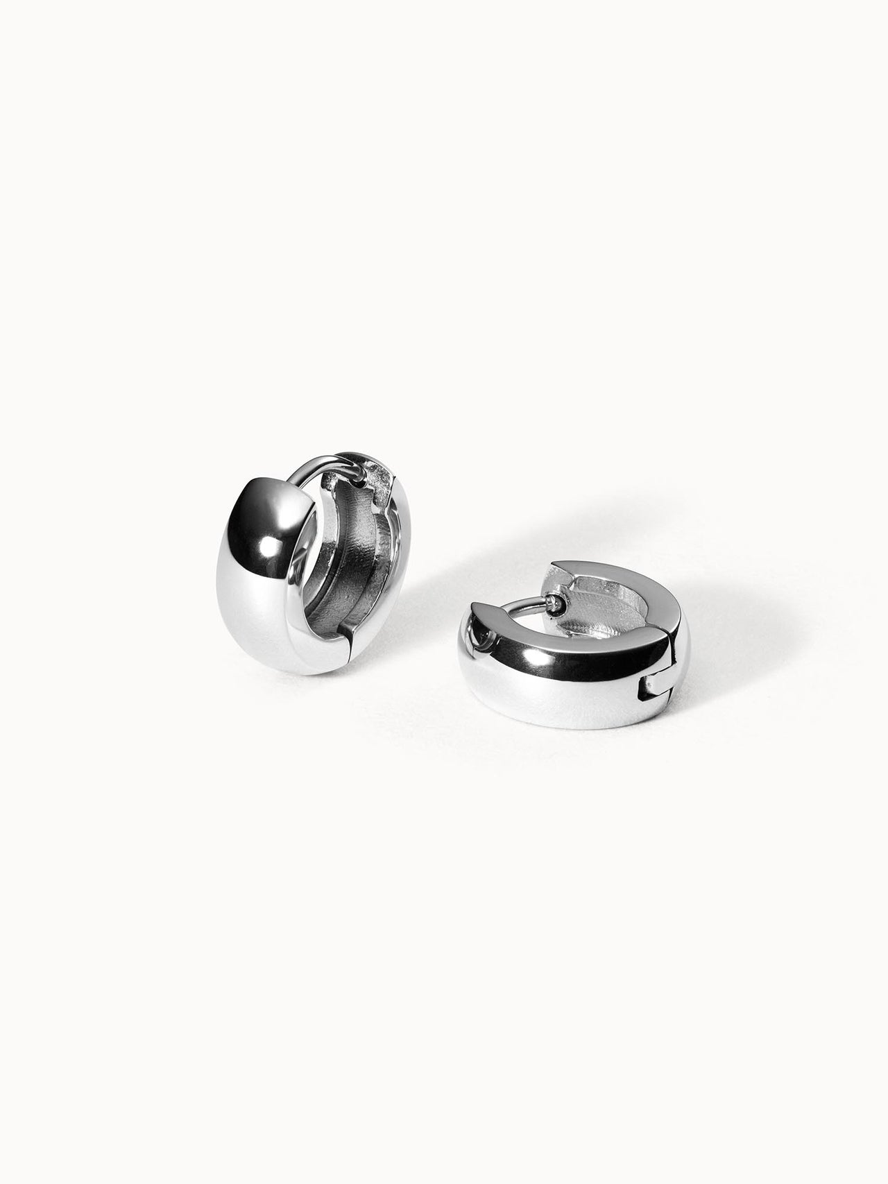 Nickelfreie silberne Creolen von PURELEI, elegant und modern mit glänzender Oberfläche.