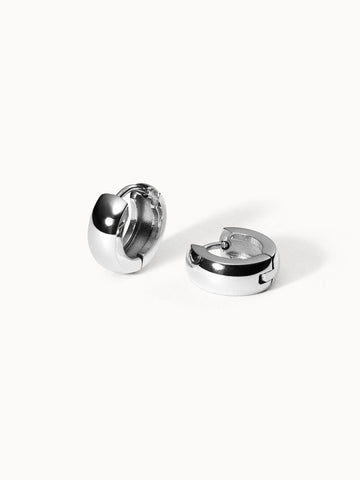 Nickelfreie silberne Creolen von PURELEI, elegant und modern mit glänzender Oberfläche.