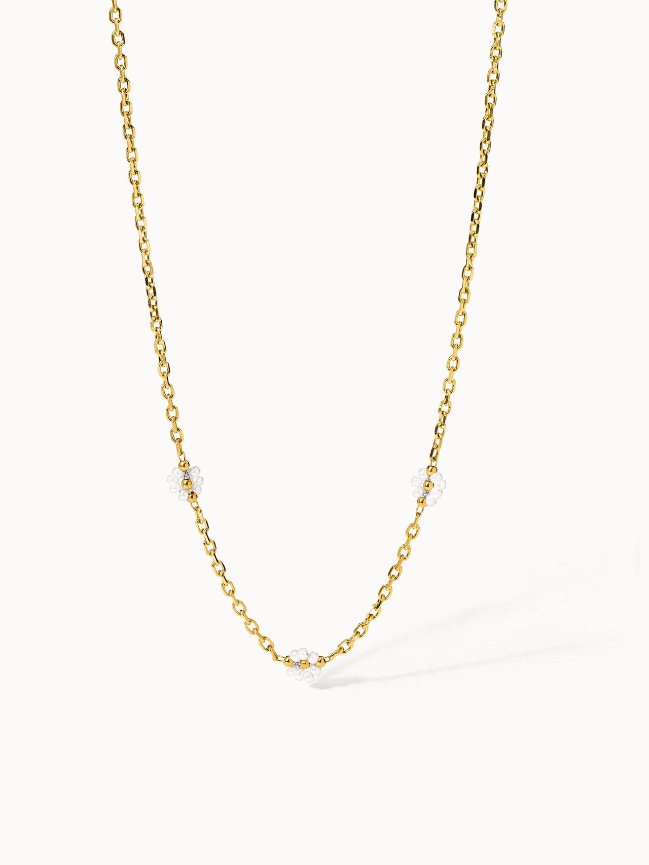 Goldene Kette mit blütenförmigen Details von PURELEI, elegant und feminin.