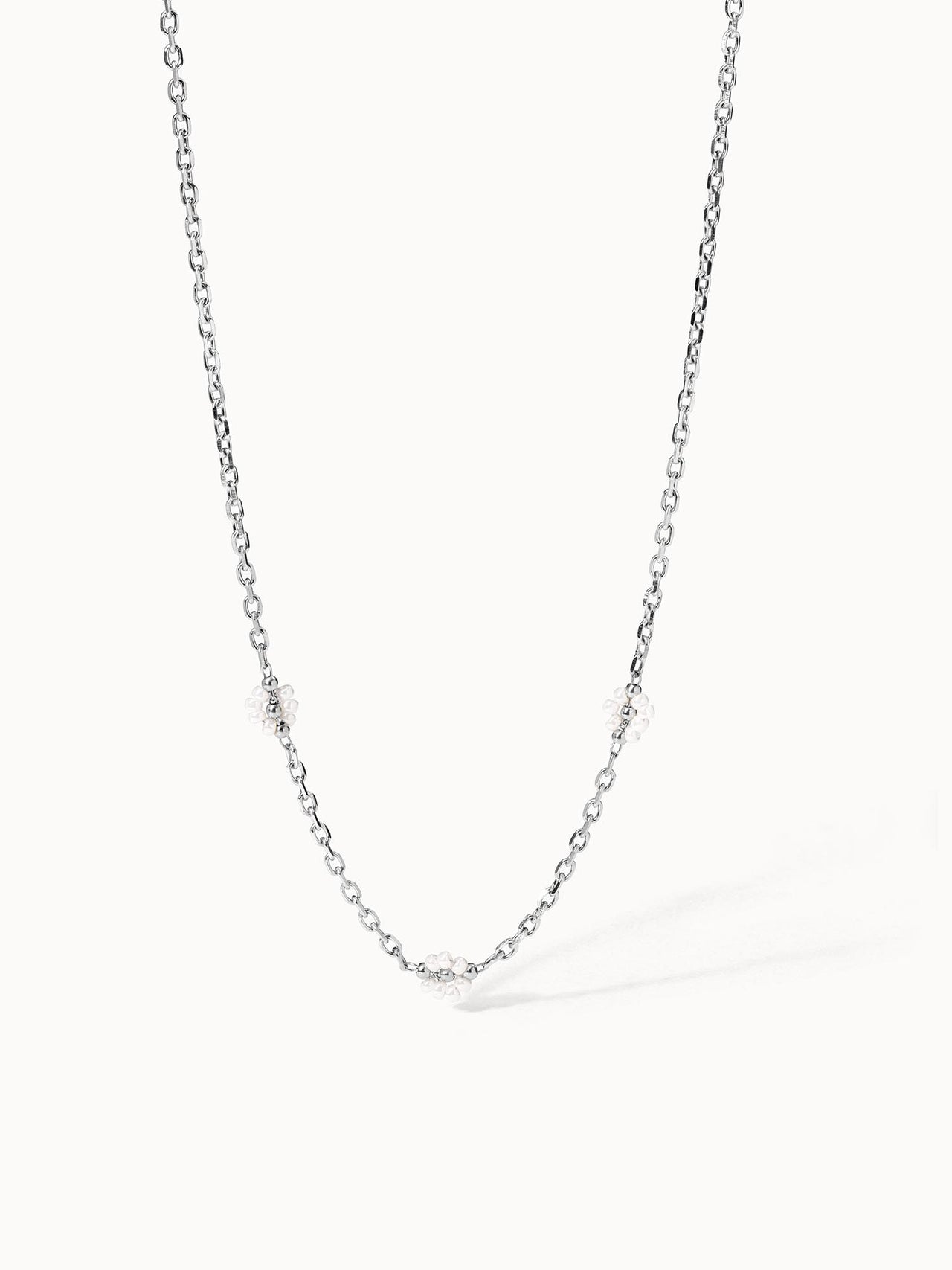 Silberne Kette mit zarten Perlen-Details von PURELEI, elegant und feminin.