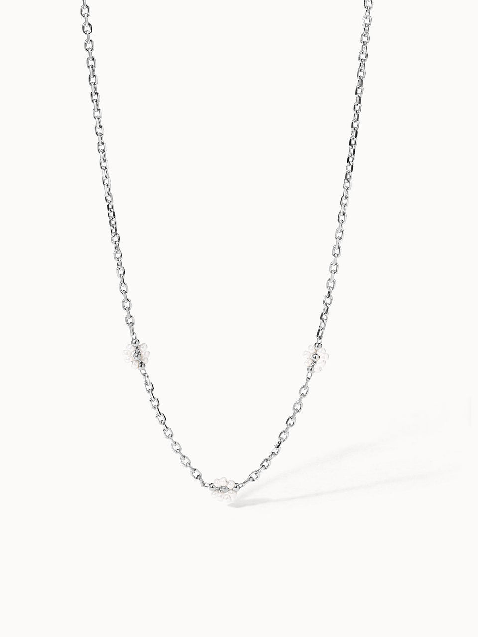 Silberne Kette mit zarten Perlen-Details von PURELEI, elegant und feminin.