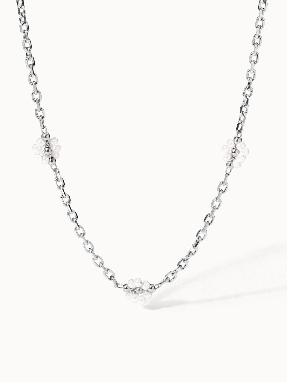 Silberne Kette mit weißen Perlen-Details von PURELEI, elegant und modern.
