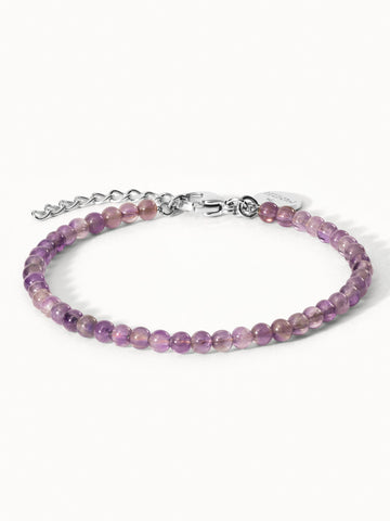 Amethyst Armband von PURELEI mit nickelfreiem Edelstahlverschluss, zarten violetten Perlen, elegant und feminin.