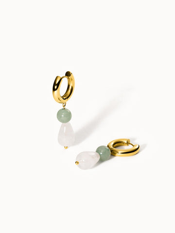Goldene Creolen mit grünen und klaren Steinen, elegant und feminin – PURELEI.