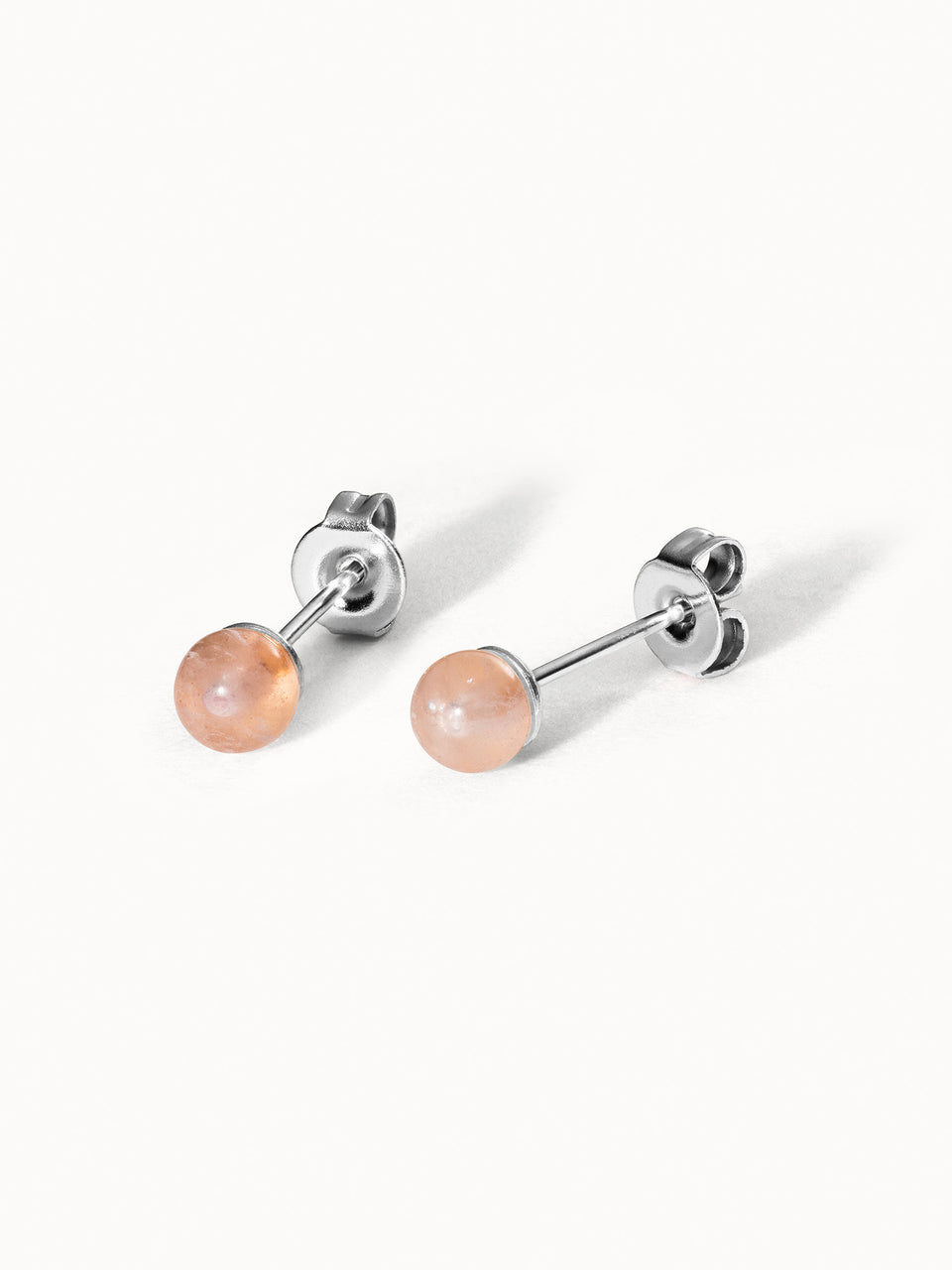 Silberne Ohrringe mit rosafarbenen Steinen, elegant und modern, von PURELEI.