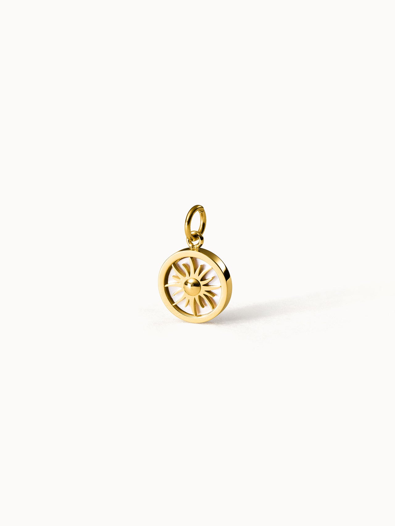 Goldener Sonnen-Anhänger von PURELEI mit filigranem Design, elegant und strahlend.