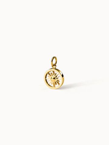 Goldener Sonnen-Anhänger von PURELEI mit filigranem Design, elegant und strahlend.