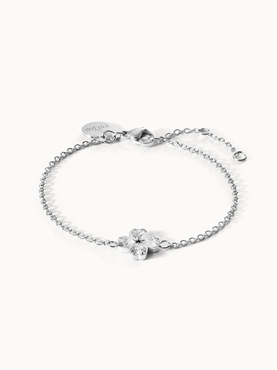 Silbernes Armband mit blütenförmigem Design und funkelnden Steinen von PURELEI.
