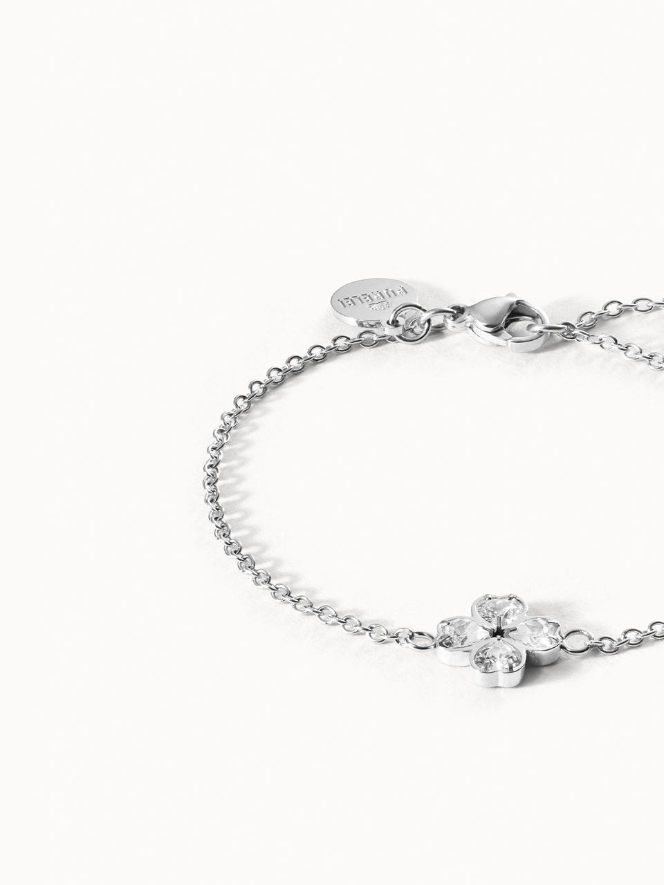 Silbernes Armband mit blütenförmigem Design und funkelnden Steinen von PURELEI.