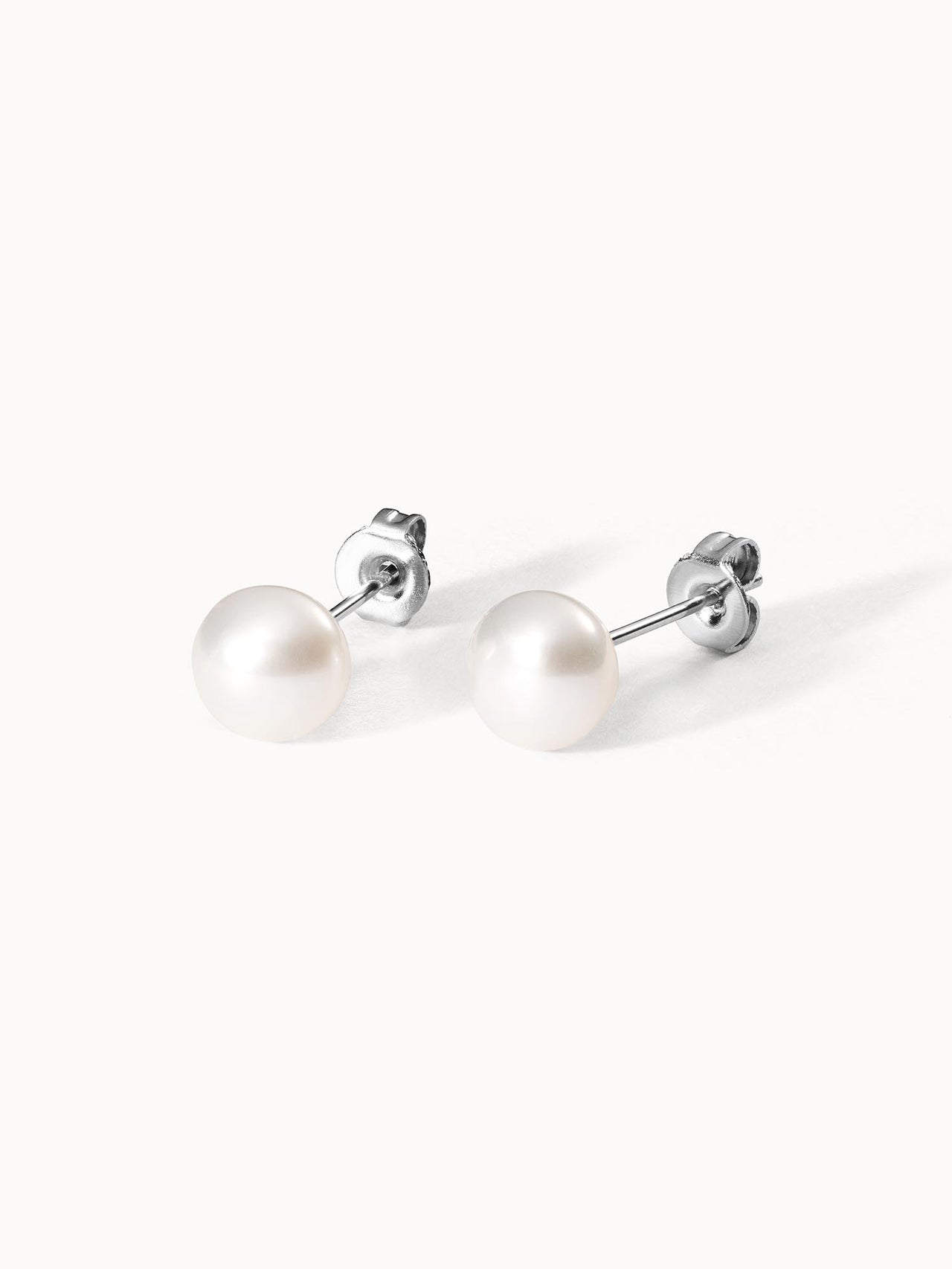 Perlenohrringe aus Silber mit schimmernden, weißen Perlen – PURELEI Eleganz.