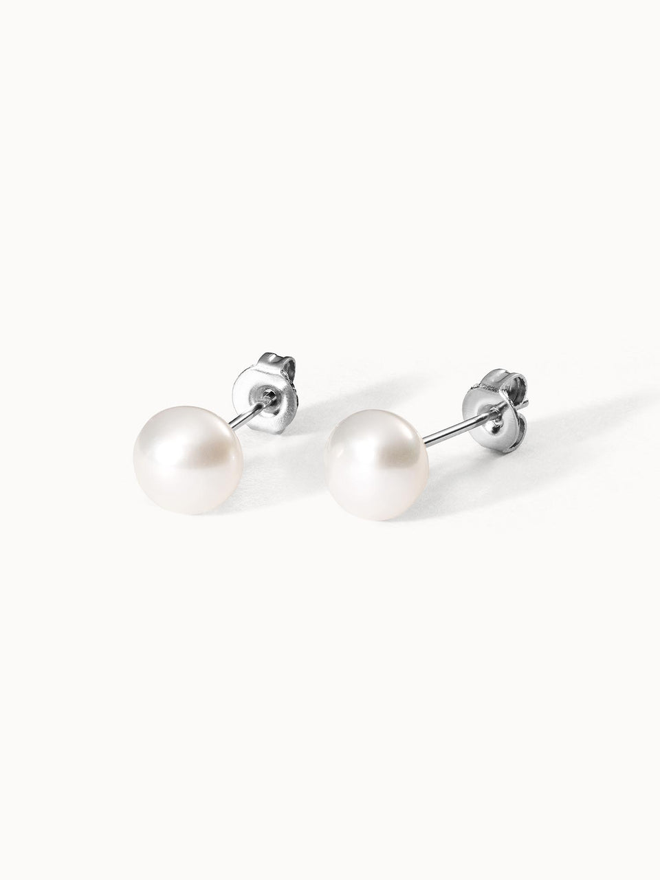 Perlenohrringe aus Silber mit schimmernden, weißen Perlen – PURELEI Eleganz.
