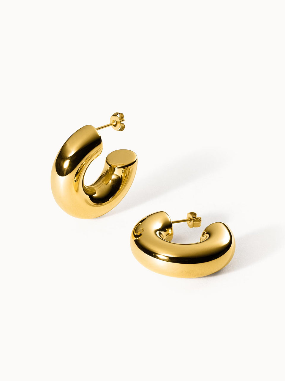 Goldene Creolen mit glänzender Oberfläche von PURELEI, elegant und modern.