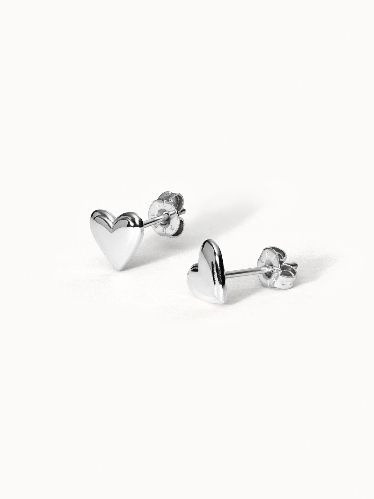 Silberne Herz-Ohrringe von PURELEI, glänzend und elegant, für einen femininen Look.