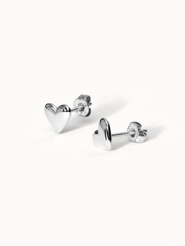 Silberne Herz-Ohrringe von PURELEI, glänzend und elegant, für einen femininen Look.