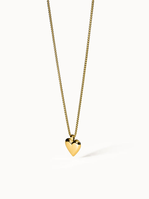 Goldene Herz-Kette von PURELEI, elegant und feminin, mit glänzendem Anhänger.